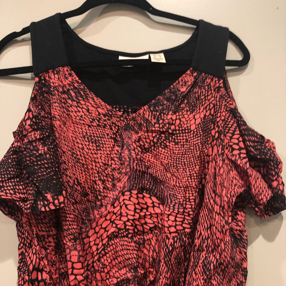 ☀️5 for $20☀️EUC DKNY COLD SHOULDER BLOUSE